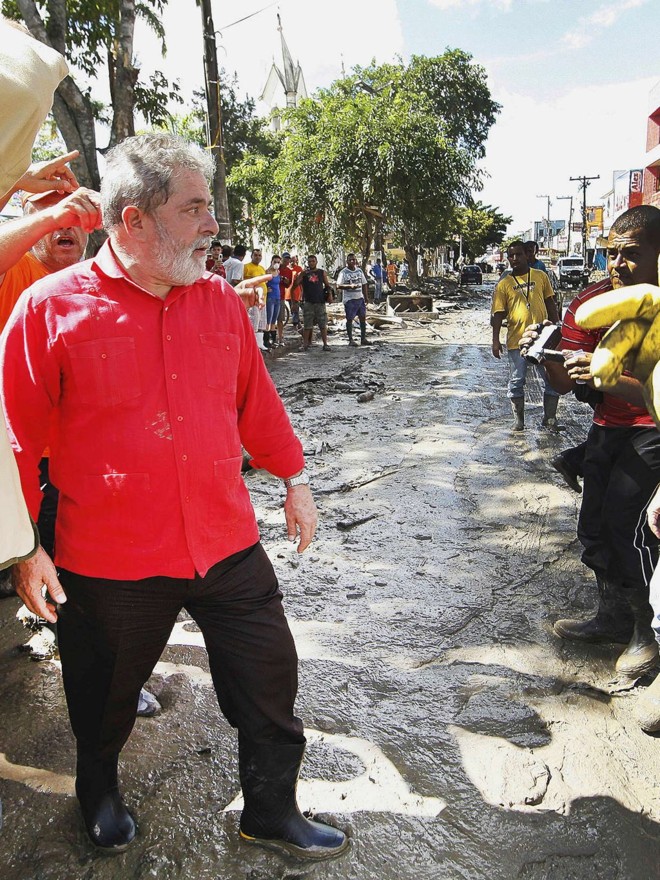 Lula libera verba e pisa na lama