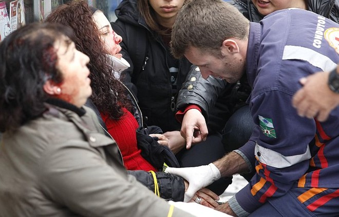O Corpo de Bombeiros prestou atendimento às vítimas no local do acidente |