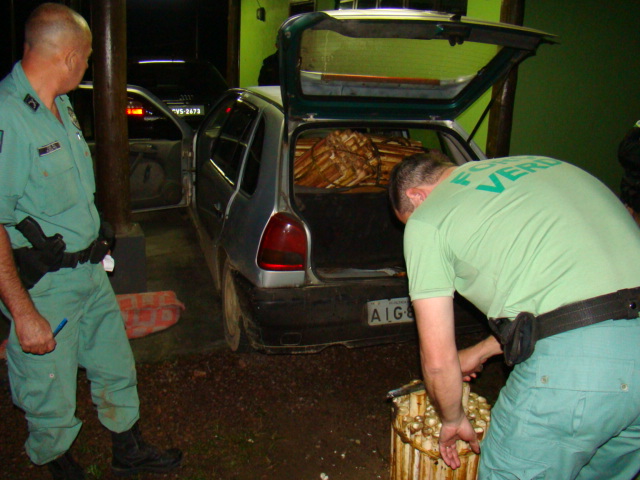 Equipe da Força Verde verifica a mercadoria irregular | Divulgação/Força Verde