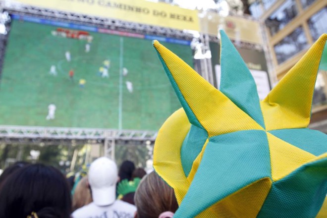 Torcedores fantasiados para acompanhar o jogo do Brasil contra o Chile na Rua XV |
