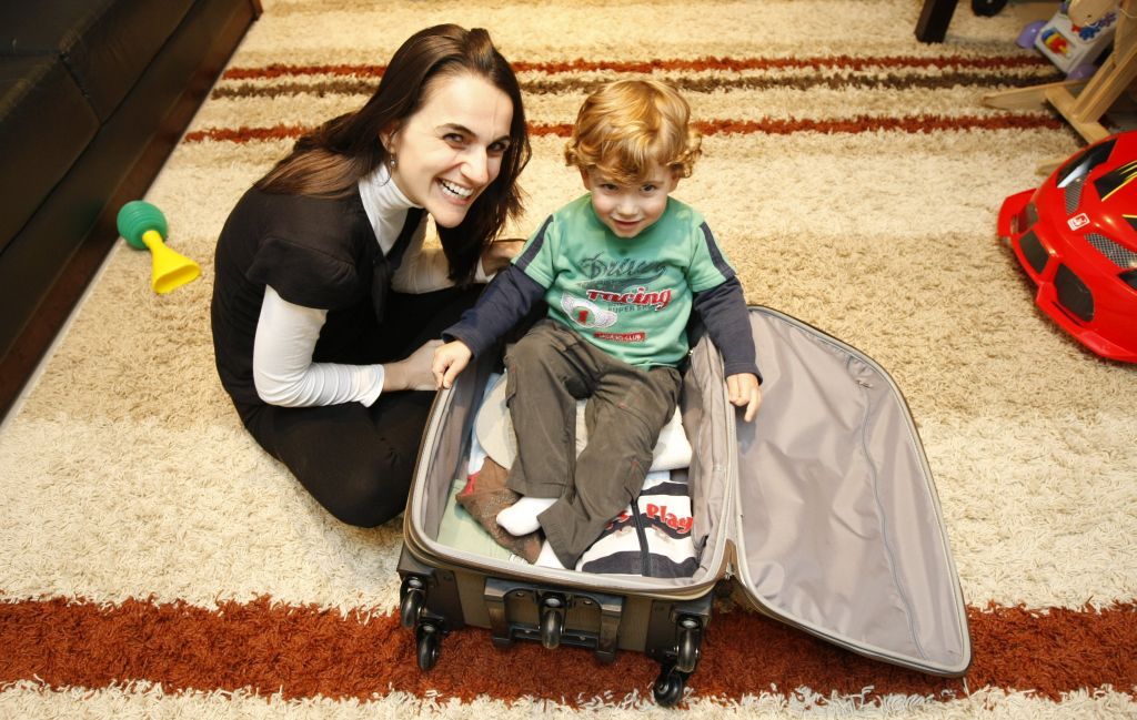 Artur e a mãe Paula arrumam as malas para a viagem do menino à casa dos avós: ansiedade para as três semanas no sítio | Daniel Castellano/ Gazeta do Povo