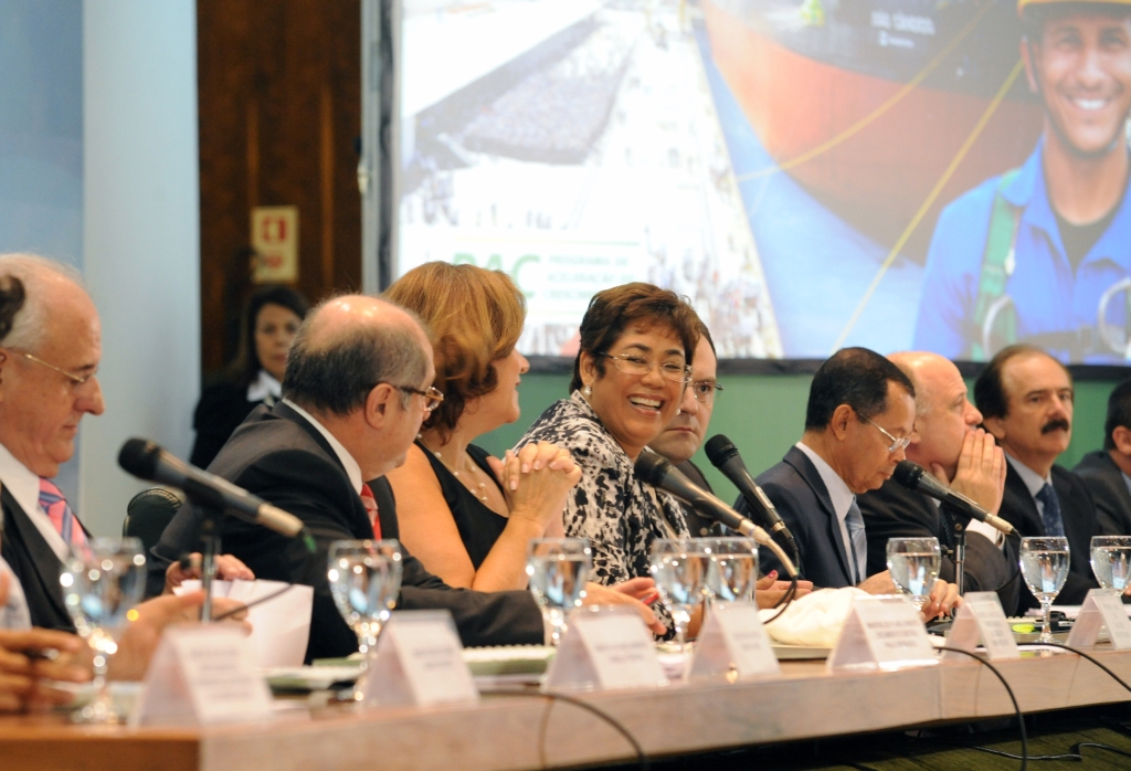 A ministra da Casa Civil, Erenice Guerra, sorri para Paulo Bernardo na divulgação do balanço do PAC: governo diz que o aumento da carga tributária foi devolvido à sociedade | Elza Fiúza/ABr