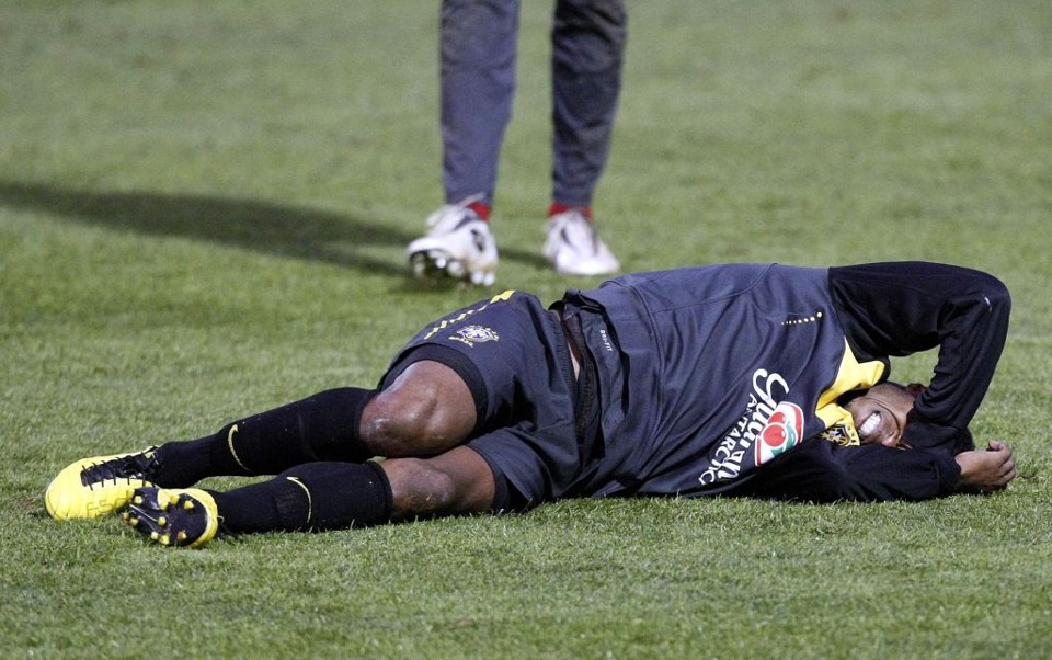 O lateral-esquerdo Michel Bastos, titular de Dunga, despenca no gramado após torcer o tornozelo. CBF iria se pronunciar sobre a contusão ontem à noite, mas se calou | Valterci Santos/ Gazeta do Povo enviado especial