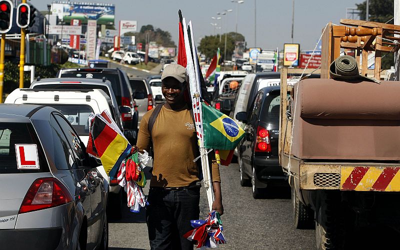 Chissico Clement chama a atenção dos motorista com vasto acerto de bugingangas das seleções favoritas | Valterci Santos / Agência de Notícias Gazeta do Povo