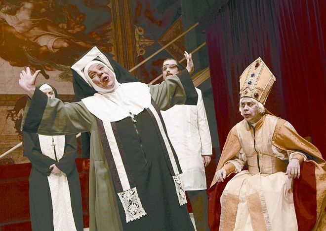 Os Parlapatões: livres para se entregar ao absurdo da trama de O Papa e a Bruxa, um lembrete do prazer associado à sutileza das comédia bem planejadas | Luiz Doroneto/Divulgação