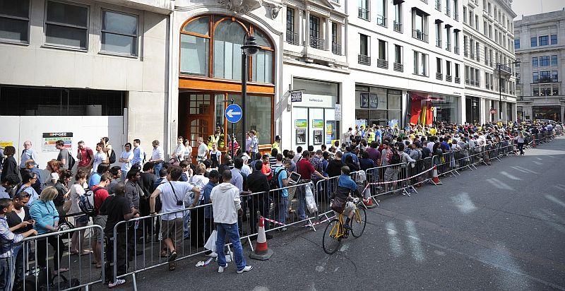 Filas em Londres na quarta-feira, para comprar o iPhone 4: políticas polêmicas para a publicidade | Carl Court/AFP