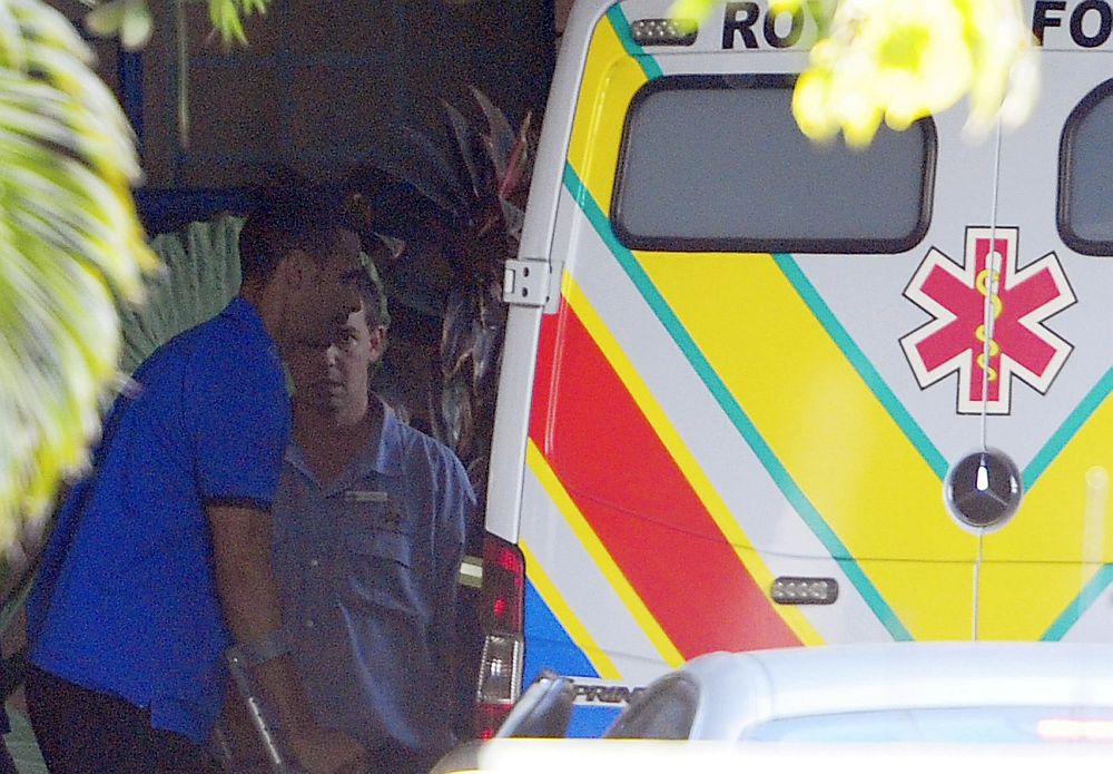 Ferdinand entra de muletas em ambulância | Darren Staples / Reuters
