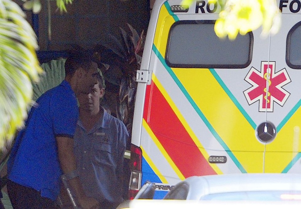 Ferdinand entra de muletas em ambulância | Darren Staples / Reuters