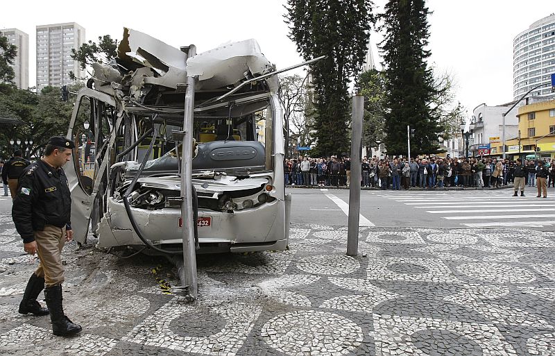 Ônibus ligeirinho após o acidente que matou duas pessoas | Jonathan Campos / Agência de Notícias Gazeta do Povo