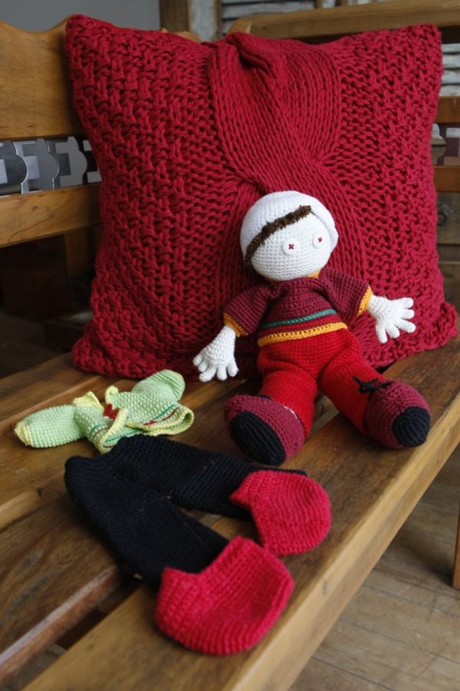 Boneco Zeca da Amigurumi, R$ 136,50, e a troca de roupa, R$ 28, na Zizi Maria |