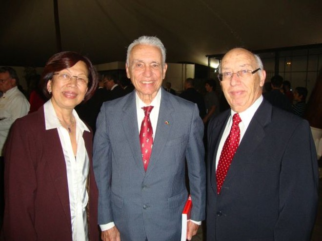 Tereza Hatue Rezende e seu marido, Antonio Claret Rezende (à dir.), com o engenheiro Affonso Augusto Moreira Penna, bisneto do ex-presidente Affonso Pena, na solenidade em homenagem a Ryo Mizuno, realizada semana passada na Câmara Municipal de São Paulo. Mizuno foi agraciado com o título de Cidadão Paulistano in memoriam por ter trazido a primeira leva de imigrantes japoneses ao Brasil | 