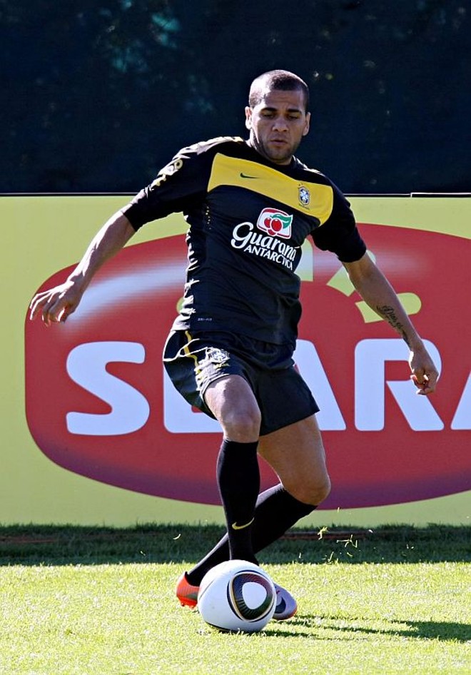 Daniel Alves tem explorado bem o pulmão: é quem mais corre no time | 