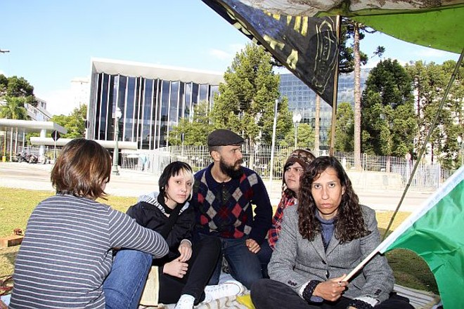 Acampados - Um grupo de 70 pessoas promete se revezar em um acampamento montado em frente à Assembleia até que os atuais integrantes da Mesa Executiva se afastem dos cargos. A decisão veio durante o ato