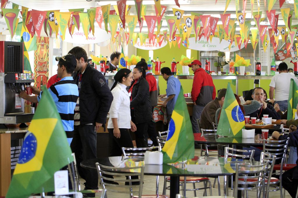 Refeitório da Spaipa foi decorado: funcionários poderão escolher entre assistir aos jogos na empresa ou ir para casa | Daniel Derevecki/Gazeta do Povo
