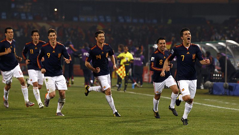 Liderados pelo atacante David Villa, os jogadores espanhóis correm pelo gramado para festejar a abertura do placar contra o ofensivo time chileno | Alessandro Bianchi/ Reuters