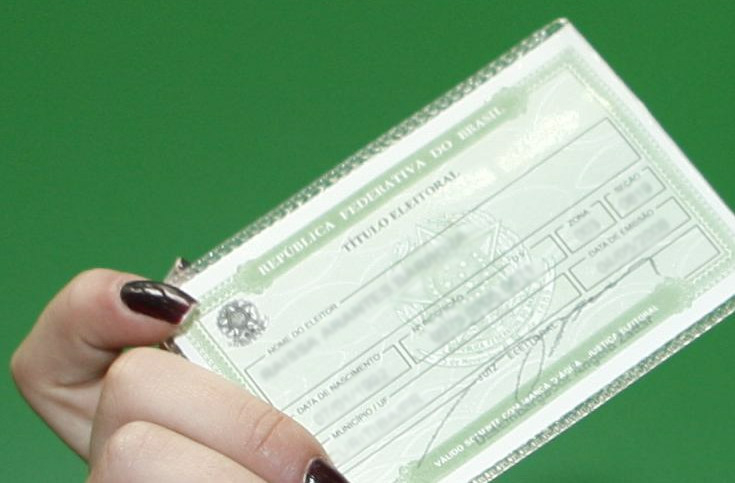 O título de eleitor não está mais sozinho: agora é obrigatório apresentar também um documento oficial com foto para votar | Aniele Nascimento/Gazeta do Povo