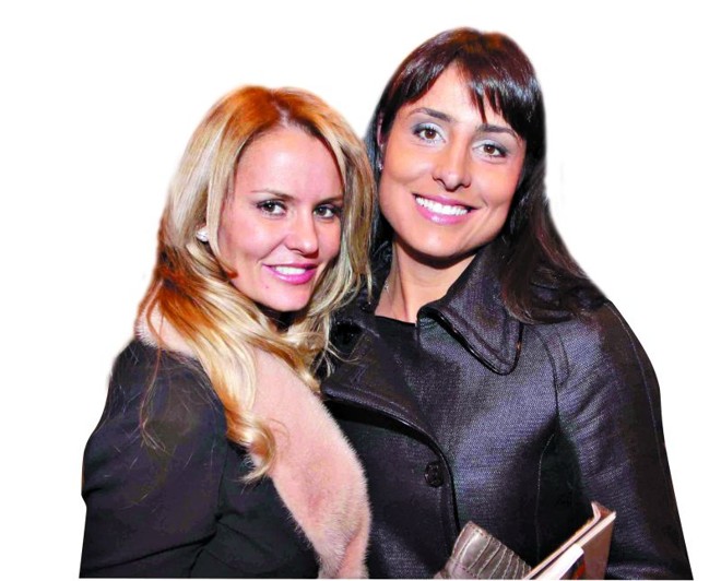 Nicole Hauer (à dir.) e sua amiga Erika Mares Guia, no badalado lounge Glamurama, na abertura da São Paulo Fashion Week, terça-feira, no prédio da Bienal, no Parque do Ibirapuera. O evento termina nesta segunda |