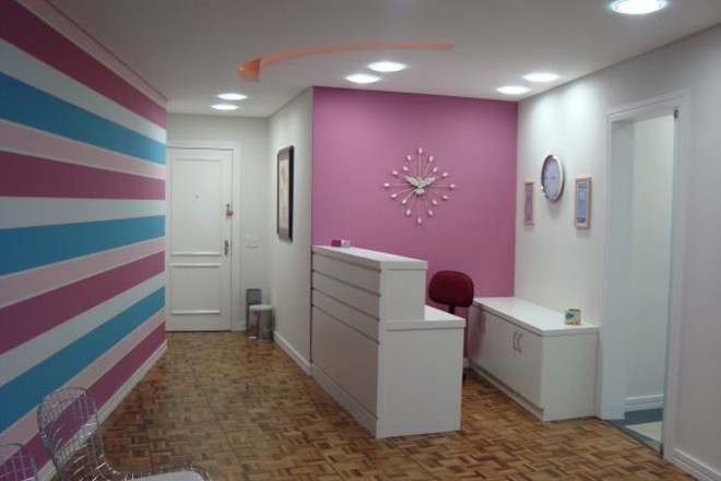 A designer de interiores Raquel Frizzas fez um projeto de consultório descontraído usando gesso no forro em formato de sorriso |