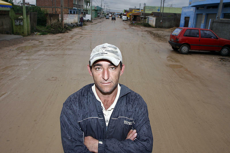 Altair Góis, presidente da associação de moradores da Vila União, usa os conhecimentos de mestre de obras para ajudar a comunidade | Daniel Derevecki/Arquivo/Gazeta do Povo