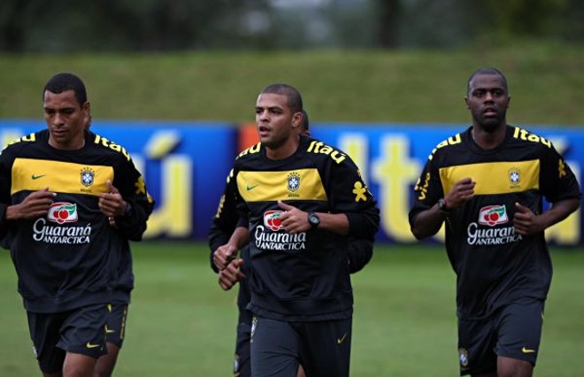 No estilo Dunga, volantes como Gilberto Silva e Felipe Melo passam a ter quase o mesmo peso das estrelas Kaká e Robinho |