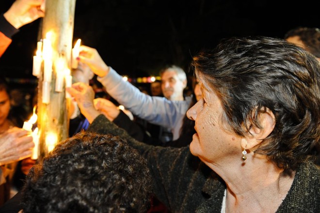 Fiéis provam sua fé e colocam velas no mastro do 