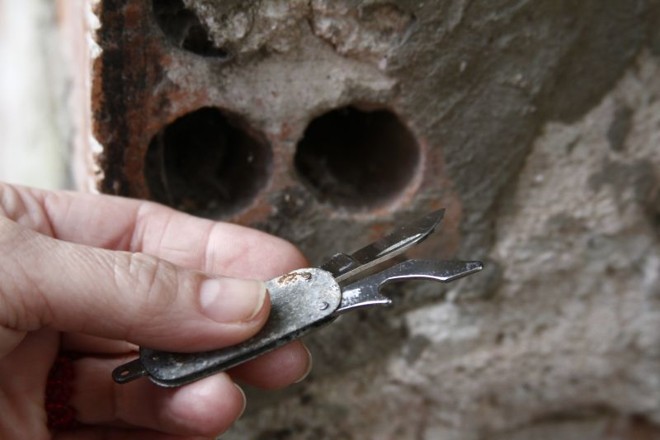 Objeto cortante encontrado no muro do colégio Santa Rosa |