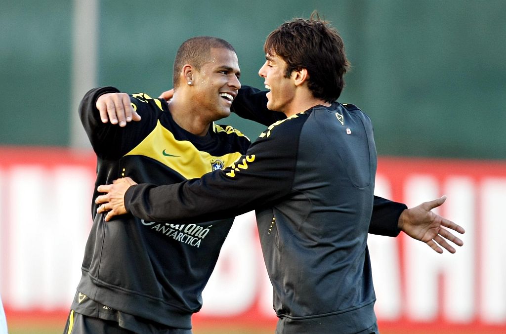 Felipe Melo e Kaká se abraçam para mostrar que não há diferenças entre os dois. Passaram uma imagem de mau-caratismo meu. Com o Kaká voltando de lesão, jamais iria machucá-lo, disse o volante | Albari Rosa/ Gazeta do Povo enviado especial