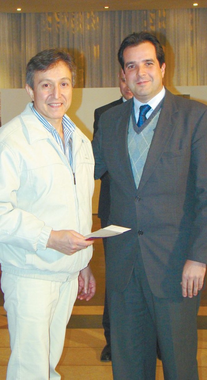 XI SALÃO GRACIOSA -O XI Salão Graciosa de Artes Plásticas repetiu o sucesso das edições anteriores, com a participação de dezenas de artistas. O vencedor do prêmio Graciosa Country Club foi Daniel Escudero, que recebeu uma passagem a Paris, oferecida pela TAM e prêmio em dinheiro. O segundo lugar ficou com Cláudia de Lara Samways, que ganhou uma passagem a Buenos Aires e prêmio em dinheiro. Na categoria de associado do clube, o vencedor foi Ricardo Cunha Marques, que receberá passagem a Madri e prêmio em dinheiro, seguido de Cinthia Buchner de Freitas, que ganhou passagem a Santiago e prêmio em dinheiro. O presidente do clube, Tobias de Macedo, parabenizou Daniel Escudero pelo sucesso |