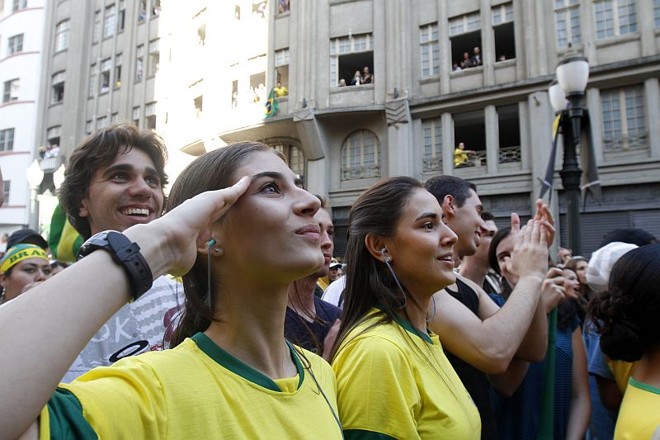 As estudantes Giovana Ziegler e Andressa da Silva Viana, ambas de 19 anos, não eram espalhafatosas. Ao contrário, o que fazia diferença era um deta­­lhe nos ouvidos das duas: protetores auriculares. Tudo por causa das corne­­tas. 