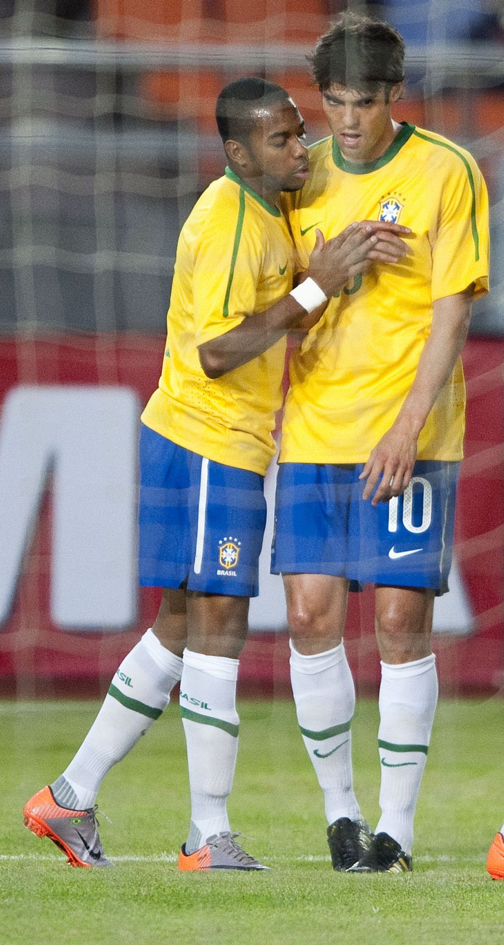 Robinho fez dois e Kaká, que recupera ritmo de jogo após lesão, deixou o dele marcando de peito | AFP PHOTO/ TONY KARUMBA