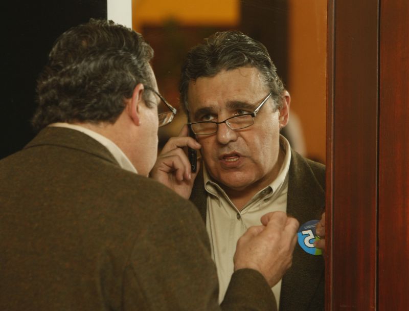 Lupion, presidente do DEM no Paraná, fala ao celular em frente ao espelho, na convenção do partido: ao contrário dos colegas, ele não quer Alvaro Dias | Daniel Castellano/ Gazeta do Povo