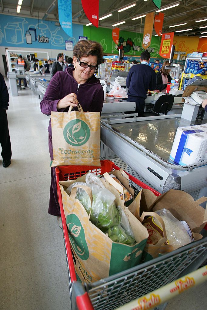 Bernadete aprova a sacola de papelão: É melhor para ser usada no dia a dia e ainda contribui com o meio ambiente | Ivonaldo Alexandre/Gazeta do Povo