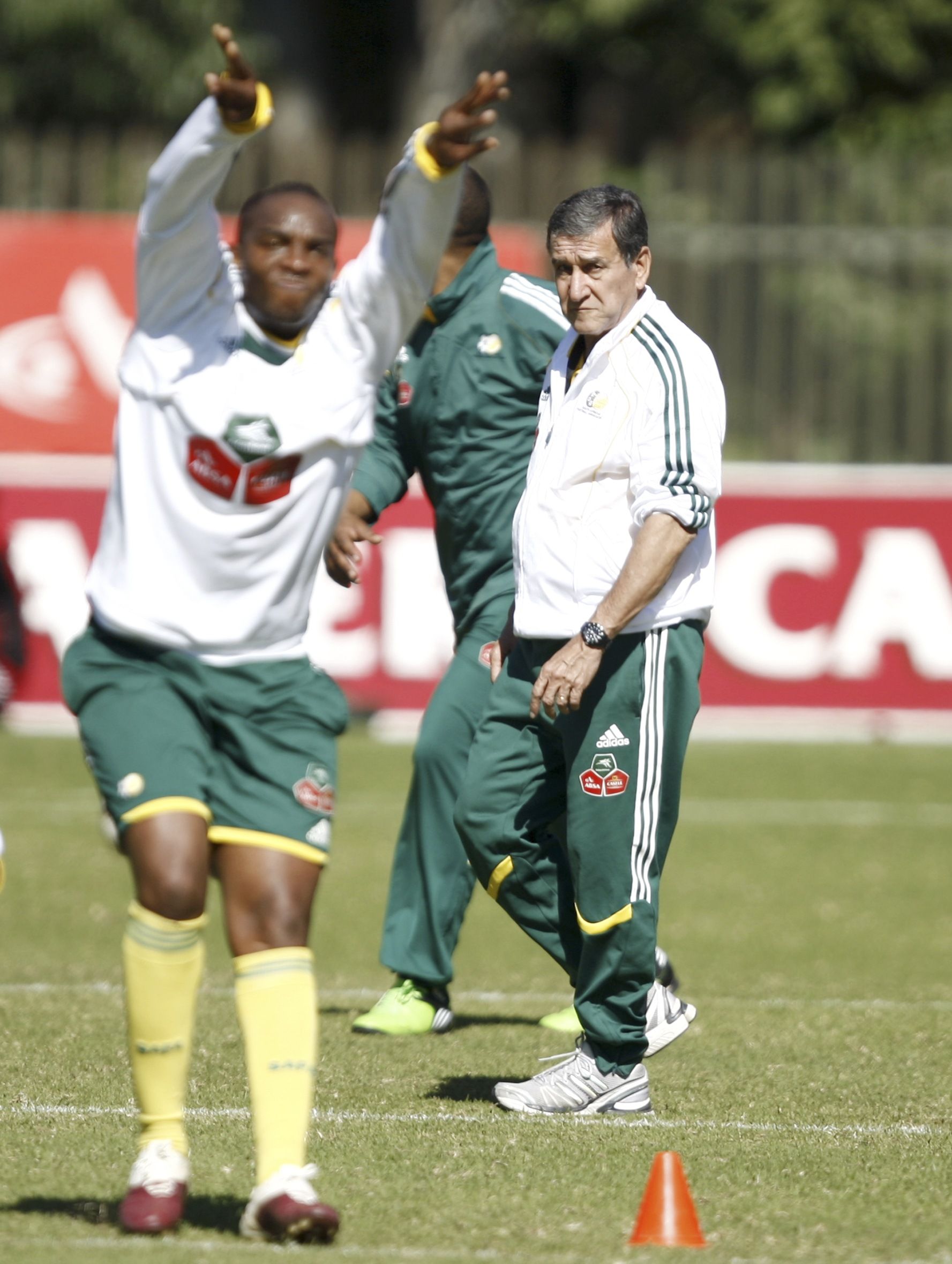 Parreira, com Benny McCarthy em primeiro plano, durante trabalho da seleção da África do Sul | Siphiwe Sibeko / Reuters