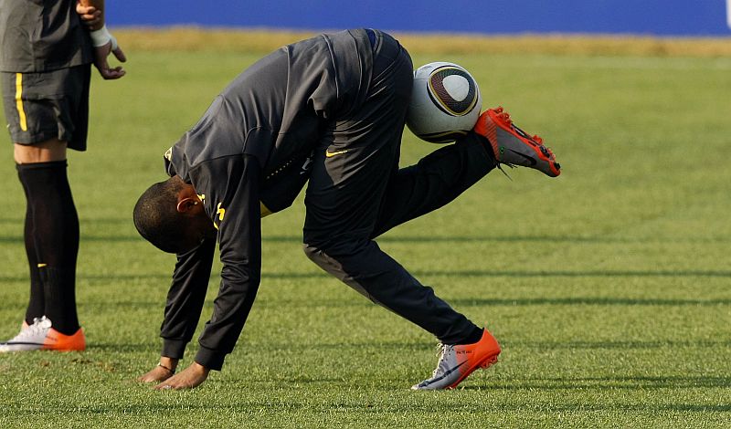 O atacante Robinho faz pirueta durante treino da seleção brasileira em Johannesburgo: jogador do Santos é um dos remanescentes do fiasco da equipe de Carlos Alberto Parreira na Copa da Alemanha | Valterci Santos/Gazeta do Povo enviado especial