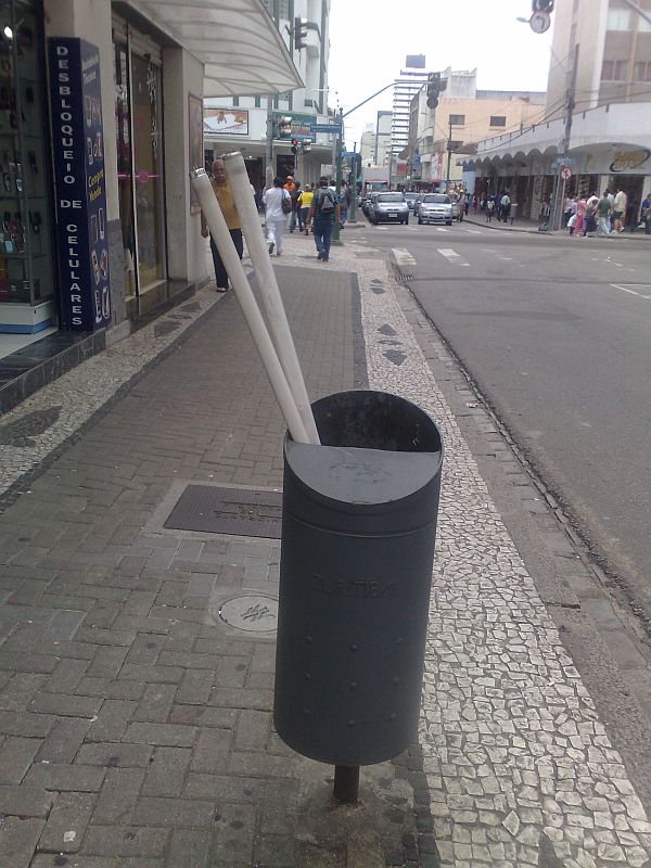 O consumidor que descartar materiais tóxicos no lixo comum será multado | Gladson Angeli - Agência de Notícias Gazeta do Povo