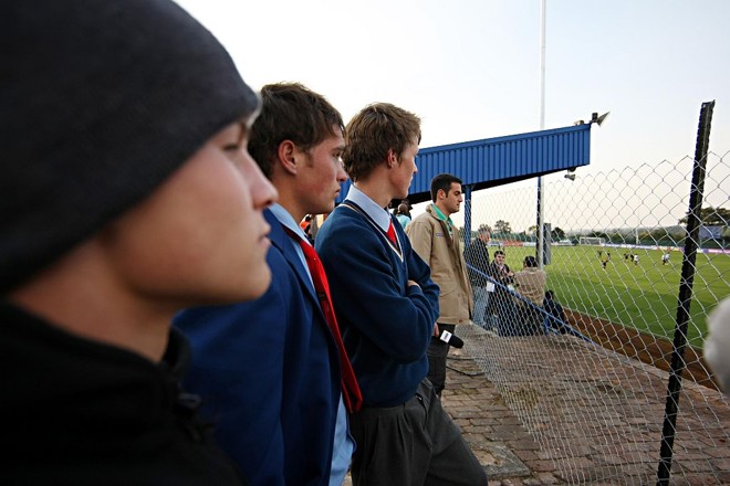 Sem assédio dos alunos - Os alunos da escola Hoerskool Randburg realmente não gostam de futebol e não estão nem aí para a seleção brasileira. Ontem, no primeiro dia de treinos com aulas ocorrendo no colégio, poucos (não mais do 15 dos cerca de 400 matriculados no grupo escolar da elite sul-africana) garotos pararam para observar o treinamento do local em que é permitido a eles. O ponto fica a cerca de 20 metros do campo, nem tão longe assim | 