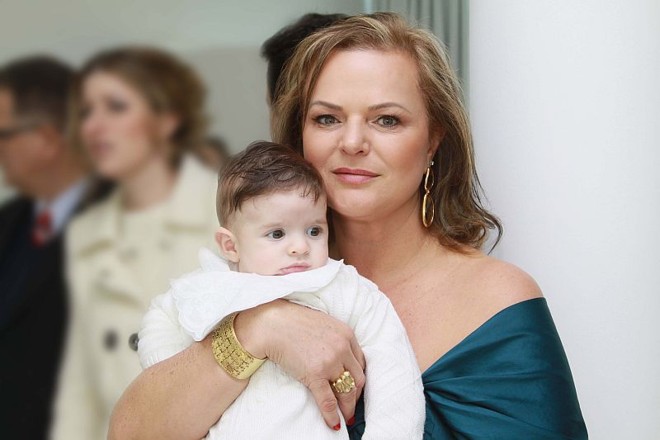 Enzo Casagrande Bertoldi foi batizado no último sábado na Paróquia Bom Pastor. Depois, posou no colo da madrinha Maria Helena Casagrande na recepção oferecida por seus pais Maria Cristina e Osmar Bertoldi |