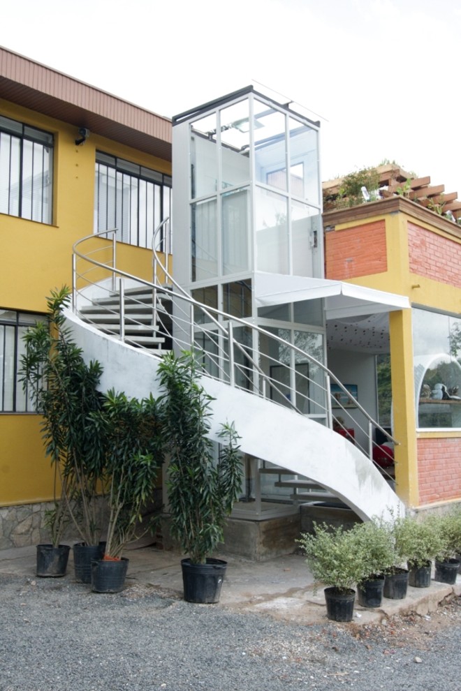 Elevador panorâmico para cadeirantes instalado na Casa Cor Paraná | 