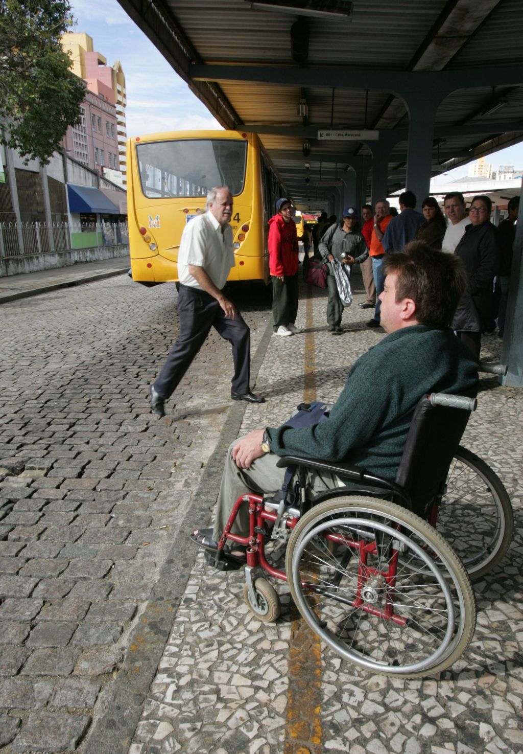 Em alguns ônibus, a cadeira de rodas não passa pela porta. E você precisa se segurar para não ir ao banheiro em todo o trajeto, porque é impossível chegar lá com a cadeira", José Aparecido Leite, conselheiro nacional das cidades e conselheiro Estadual dos Direitos da Pessoa com Deficiência, que pede adaptações em ônibus e terminais rodoviários no Paraná | Aniele Nascimento/Gazeta do Povo