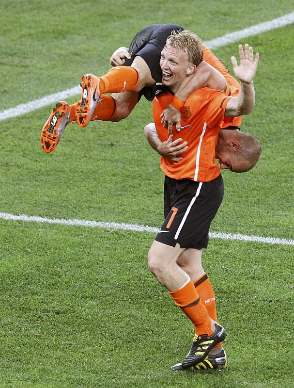 Kuyt deu o passe para o gol de Sneijder e depois levantou-o na comemoração | Oleg Popov/ Reuters