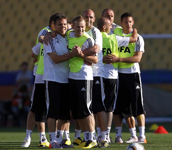 Jogadores abraçados no treino da Eslováquia: unidos para surpreender | Marcos Brindicci/ Reuters