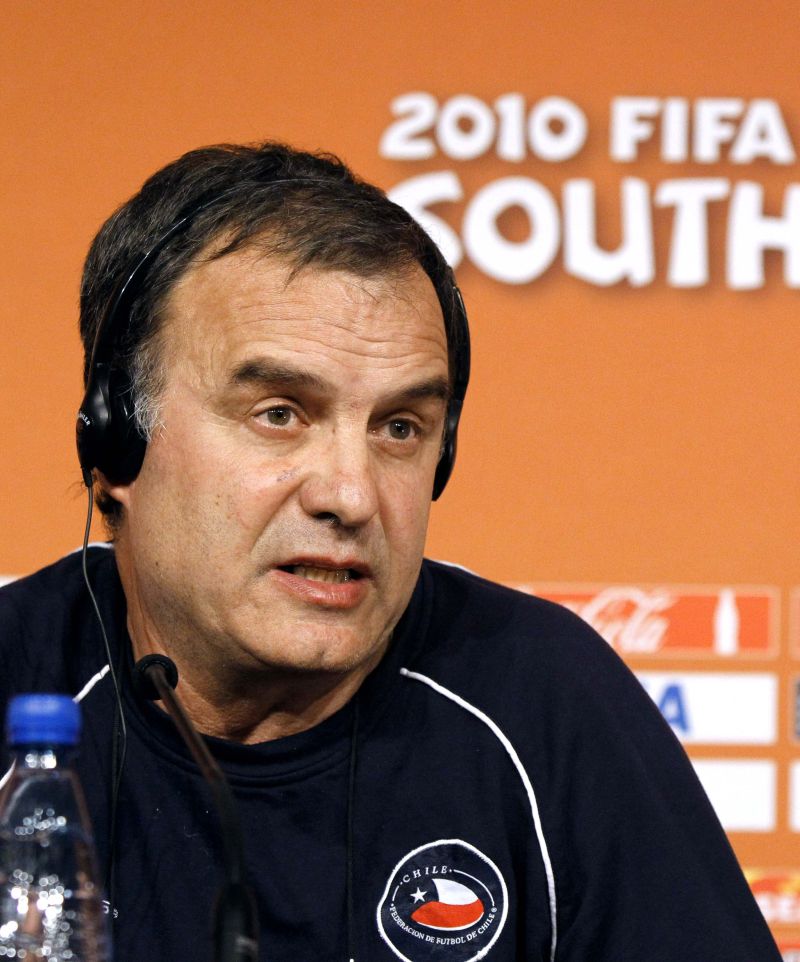 "El Loco" Bielsa espionou o treino brasileiro | Thomas Mukoya / Reuters