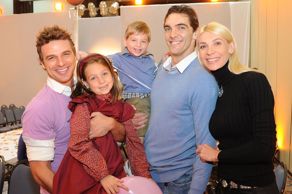 O ator e modelo Cássio Reis (à esq.) dividiu a passarela com os pequenos Nicoll e Patrick, filhos do casal Giba e Cristina Pirv no desfile beneficente da marca infantil Tyrol, realizado domingo no Hotel Radisson. O evento foi em prol da Campanha do Agasalho do Comitê de Entidades no Combate à Fome e Pela Vida (COEP/PR) | Diogo Alexandre