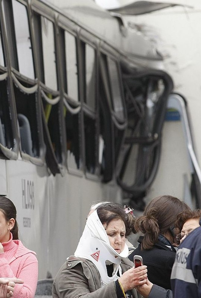 Os vidros do ônibus estouraram com o impacto da batida |