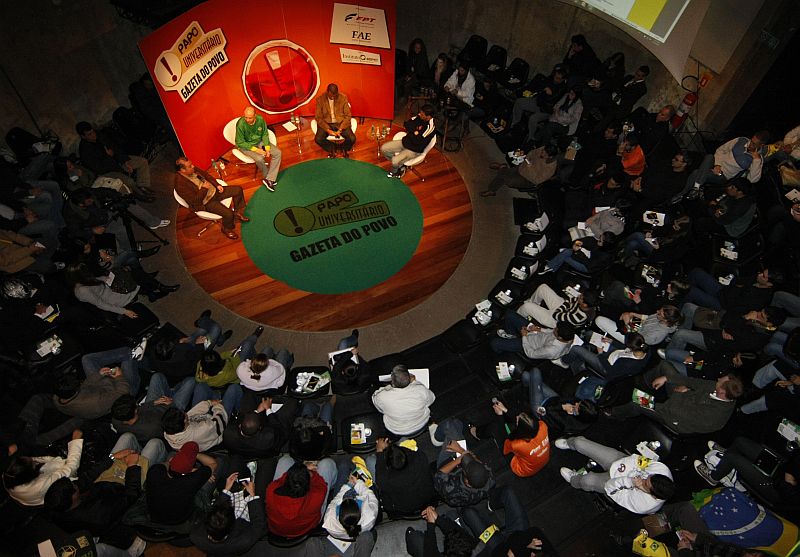 Plateia do Paiol lotada para ouvir o debate entre Carneiro Neto, Paulo Rink e o Antônio Carlos Gomes sobre a Copa do Mundo | Pedro Serápio/ Gazeta do Povo