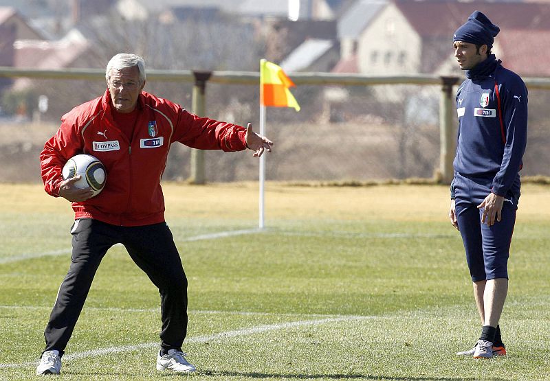 Lippi e Pazzini durante treino da Itália | Stefano Rellandini / Reuters