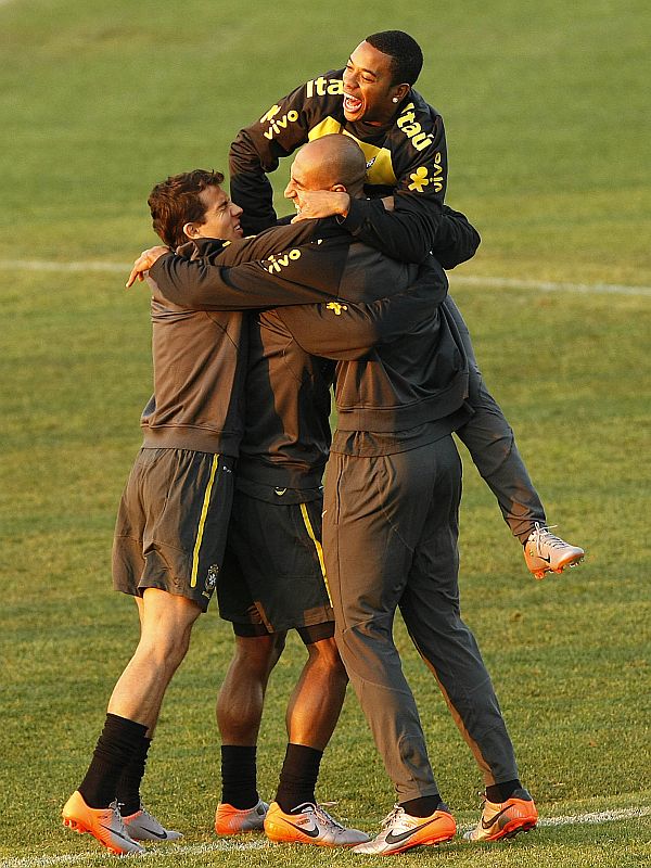 Robinho pula em cima dos companheiros de equipe na véspera do primeiro duelo eliminatório da Copa do Mundo | Valterci Santos/ Gazeta do Povo enviado especial