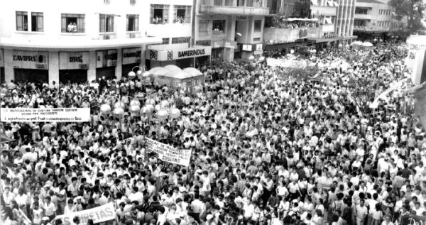 Imensa multidão reunida na Boca Maldita reivindicando a realização das Diretas Já, em 12 de janeiro de 1984 |