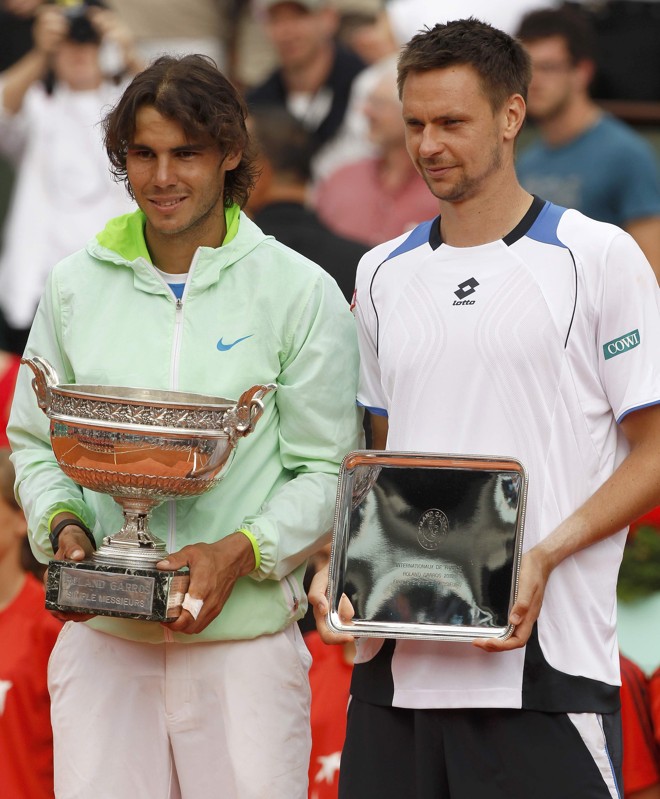 Nadal mostra troféu de campeão, enquanto Soderling se contenta com o vice em Roland Garros | 