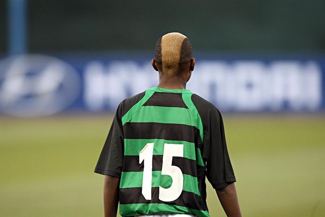 O camisa 15 do The Birds, equipe amadora de Vaal (100 km distante de Johannesburgo), ostentou um cabelo bem esquisito durante o jogo treino contra os reservas do Brasil. Uma faixa amarela da nuca à testa enfeitava a cabeça do atleta anônimo | Albari Rosa/ Gazeta do Povo enviado especial
